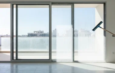 סלון מודרני ומבריק לאחר יישום מדריך ניקיון אחרי שיפוץ יסודי